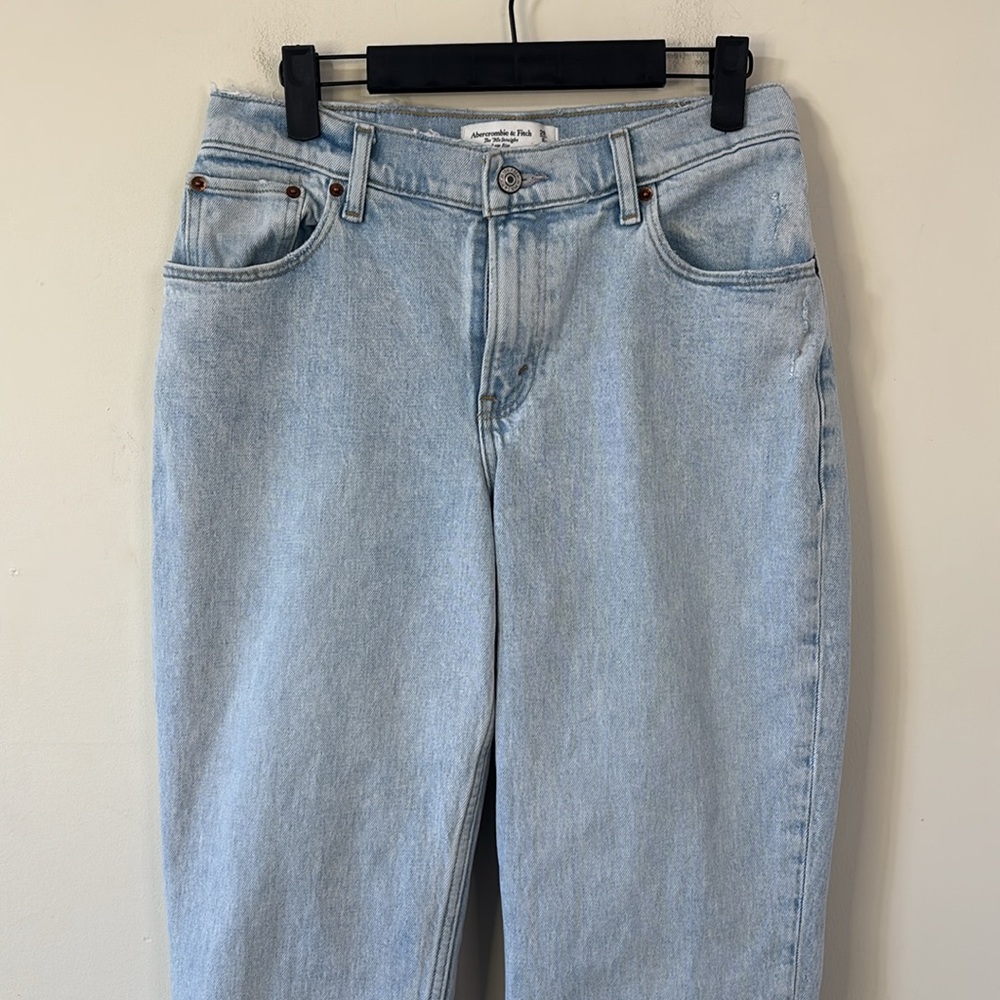 Abercrombie & Fitch Curve Love The 90’s Straight Low Rise Light Wash Denim Jean - Picture 2 of 9